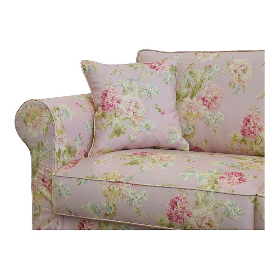 Une housse de fauteuil ornée de roses en tissu - Marie Claire