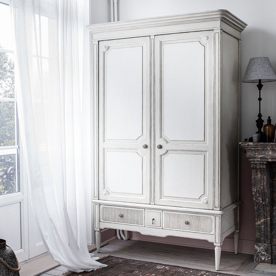 Armoire penderie 2 portes 3 tiroirs en pin blanc craie - Montaigne