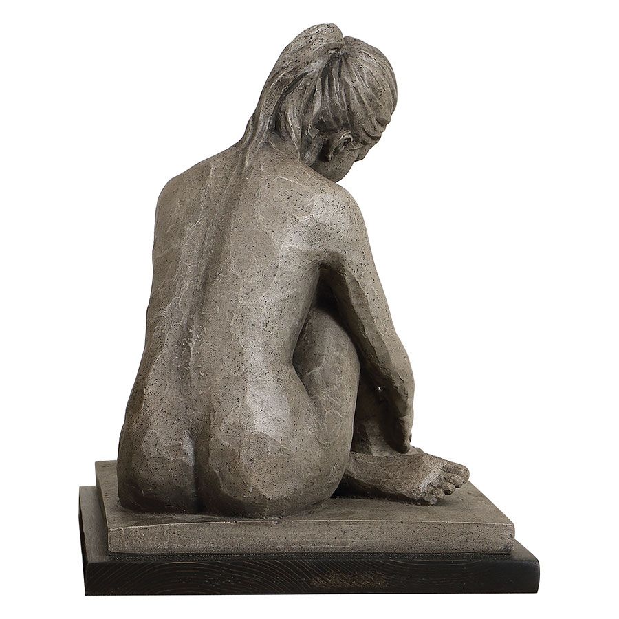 Statue femme assise avec tête reposant sur la main 