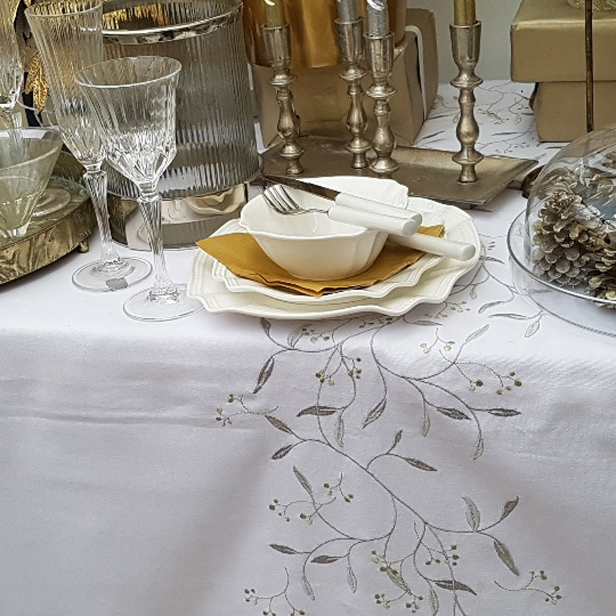 Soldes - Nappe blanche brodée motif floral doré 150x250cm - Interior's