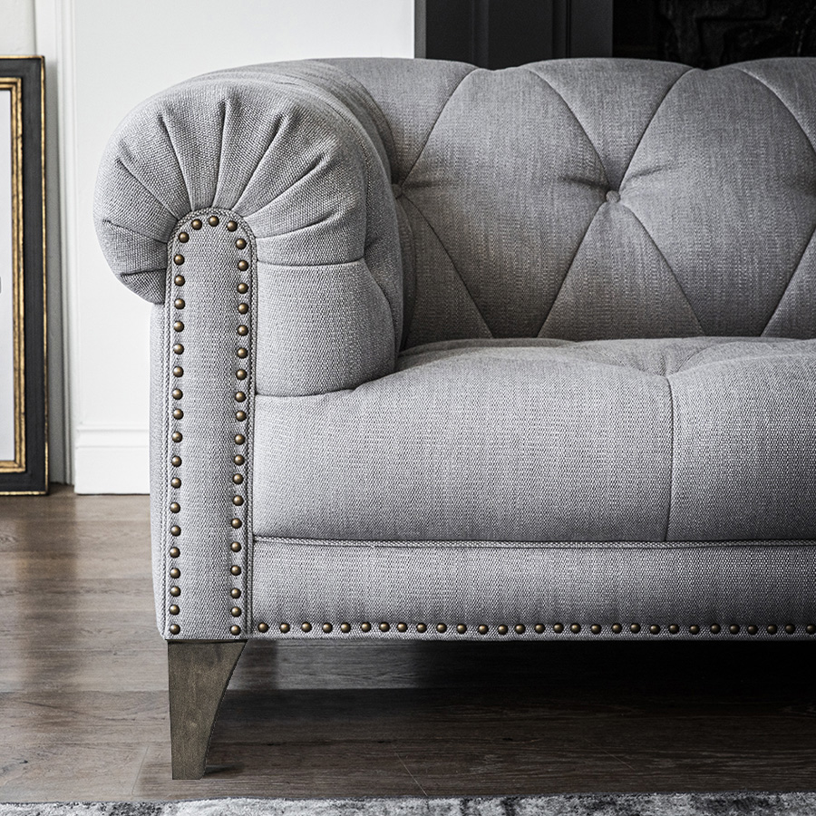 Canapé 2 places en tissu gris style chesterfield - Winchester