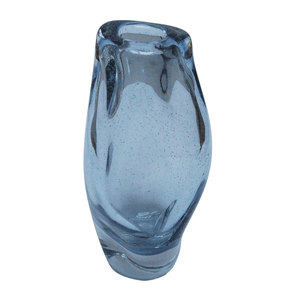 Vase bleu en verre soufflé