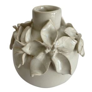 Petit vase blanc en céramique avec couronne de fleurs 10 cm
