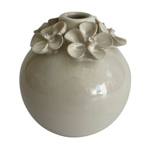 Petit vase blanc en céramique avec couronne de fleurs 10 cm