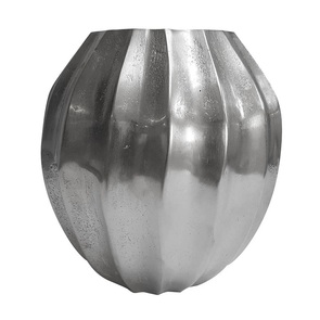 Petit vase en métal chromé